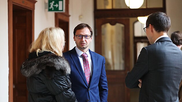 Ji�� Oliva, brn�nsk� radn� pro majetek, u krajsk�ho soudu v Brn� p�i odvol�n� ve sporu mezi m�stem Brnem a spole�nost� Czechcity o komunikace na pozemc�ch za Lu��nkami, kde chce m�sto stav�t fotbalov� stadion.