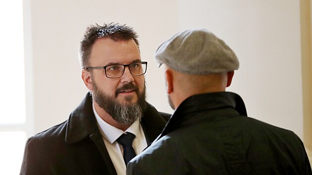 Proch�zk�v advok�t V�t�zslav J�ra u krajsk�ho soudu v Brn� p�i odvol�n� ve sporu mezi m�stem Brnem a spole�nost� Czechcity o komunikace na pozemc�ch za Lu��nkami, kde chce m�sto stav�t fotbalov� stadion.