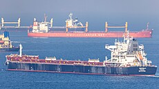 Nákladní loď Despina V s ukrajinským obilím na moři nedaleko Istanbulu (2....
