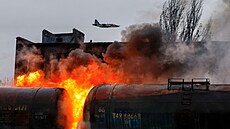 Následky ostelování ropných sklad v acharsku nedaleko Doncku (27. íjna...