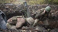 Ukrajinští vojáci pálí z minometu nedaleko Bachmutu (27. října 2022)