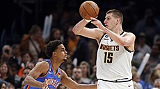 Nikola Joki� z Denveru p�ihrává, sleduje ho  Jeremiah Robinson-Earl z Oklahoma...