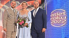 Atlet roku 2022. Zleva: vít�z Jakub Vadlejch, druhá Barbora �potáková a t�etí...
