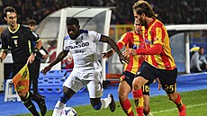 Antonino Gallo (vpravo) z Lecce a Jeremie Boga z Bergama.