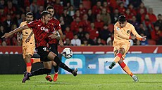 Álvaro Morata (vpravo) z Atlétika Madrid st�ílí v utkání na h�i�ti Mallorky.