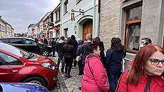 Fronta lidí čekajících na registraci u zubaře v Hustopečích.