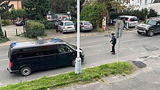 Policejní pátrání po střelci z parku na Černém Mostě. (1. listopadu 2022)