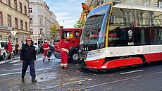 Na Vinohradech se střetlo nákladní auto s tramvají. (7. listopadu 2022)