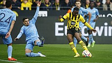 Youssoufa Moukoko z Dortmundu stílí první branku proti Bochumi.