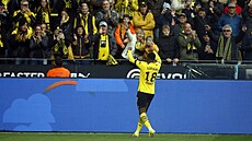 Dortmundský Youssoufa Moukoko slaví gól proti Bochumi.