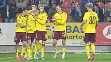 Spar�ané slaví gól svého kapitána Davida Pavelky proti Plzni.