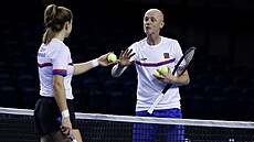 Karolína Muchová diskutuje s Petrem Pálou na prvním tréninku ped BJK Cupem.