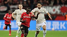 Becký souboj svádí Moussa Diaby z Leverkusenu (vlevo) a Rani Khedira z Unionu...