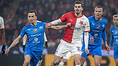 Daniel Tetour (vlevo) se petlauje s Tarasem Kaarabou, za kterým íhá...