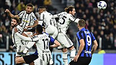 Z hloučku hráčů nakonec hlavičkuje Adrien Rabiot z Juventusu. | na serveru Lidovky.cz | aktuální zprávy