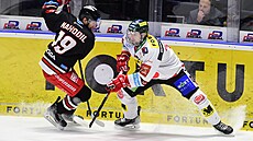 Olomoucký útoník Luká Nahodil v souboji s Tomáem Dvoákem z Pardubic.