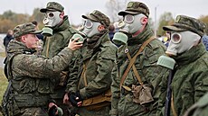 Ruští muži odvedení v rámci částečné mobilizace absolvují výcvik v...