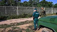 Bulharský pohraniční policista spolu s vojákem bulharské armády střeží hraniční...