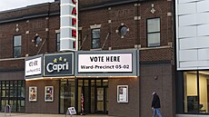 Obyvatel Minneapolisu kráí smrem k volební místnosti. (8. listopadu 2022)