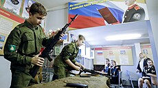Ruští kadeti se na škole v Moskvě učí, jak složit zbraň. (2. listopadu 2017)