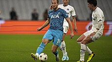 Útoník Harry Kane z Tottenhamu (v modrém) s míem v utkání proti Marseille.