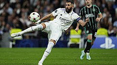 Útoník Realu Madrid Karim Benzema s míem v utkání Ligy mistr proti Celticu.