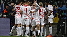 Fotbalisté Lipska slaví branku proti Šachtaru v utkání Ligy mistrů.