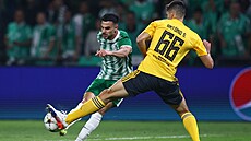 Antonio Silva z Benfiky (vpravo) blokuje pokus Deana Davida z Maccabi Haifa.