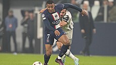 Kylian Mbappé z PSG utíká s míem ped Federicem Gattim z Juventusu.