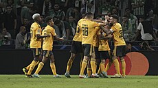 Fotbalisté Benfiky Lisabon se radují po vstelené brance proti Maccabi Haifa v...