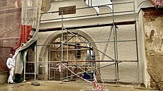 Brána, na jejím prelí je i erbovní deska s letopotem 1579, kdy tvrz vznikla.