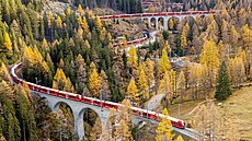 Paráda. Rekordní vlak se vine po železnici UNESCO Albulským údolím mezi...