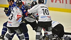 Skrumá� p�ed brankou karlovarského gólmana �t�pána Luke�e.