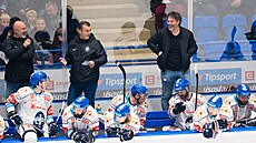 St�ída�ka Kladna, zleva trené�i Miroslav Mach a Ji�í Burger, vpravo rozesmátý...