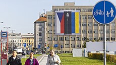 Na budově vnitra v Praze visí vlajky ČR a Ukrajiny s vytrácející se Putinovou... | na serveru Lidovky.cz | aktuální zprávy
