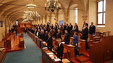 Poprvé v novém slo�ení se se�el Senát, který si na ustavující sch�zi volí své...