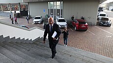 Senátor Pavel Fischer p�edal kandidátní listinu a Prohlá�ení kandidáta ke...