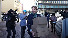 Podnikatel Karel Janeček odevzdal 73 037 podpisů, aby mohl kandidovat na...