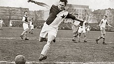 TYPICKÝ PEPI. Josef Bican (19132001) práv stílí jeden z tisíc svých gól....