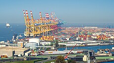 Kv�li nedostatku p�ístavních �idi�� se v n�meckém p�ístavu Bremerhaven hromadí...