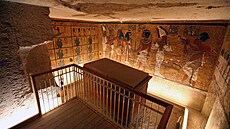 Pohled do Tutanchamonovy pohřební komory se sarkofágem, který byl původně...