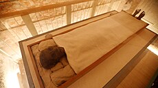 Pekrytá plátnem a chránná moderními technologiemi leí Tutanchamonova mumie...