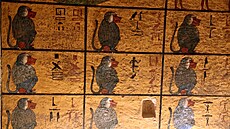 Výzdoba Tutanchamonovy hrobky je oproti jiným v Údolí král velmi skromná,...