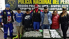 Peruántí policisté v kostýmech superhrdin Avengers dopadli dealery drog. (1....