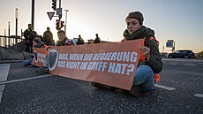 Nmetí klimatití aktivisté se pilepili na silnici v Berlín. (11. íjna 2022)