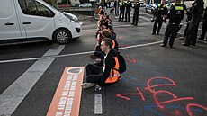 Nmetí klimatití aktivisté se pilepili na silnici v Berlín. (13. íjna 2022)