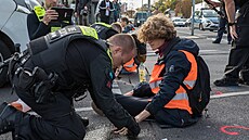 Nmetí klimatití aktivisté se pilepili na silnici v Berlín. (13. íjna 2022)