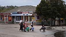 Obyvatelé opou�t�jí ukrajinské m�sto Kupjansk. (27. zá�í 2022)