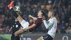 Spar�anský úto�ník Jan Kuchta se pokou�í o n��ky v utkání se Slováckem, brání...