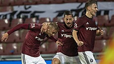 Radost spar�anských fotbalist� v ligovém utkání se Slováckem. Vlevo st�elec...